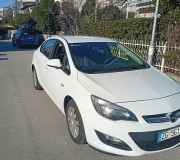 Opel Astra sedan 1.3tdci-70kw - cover