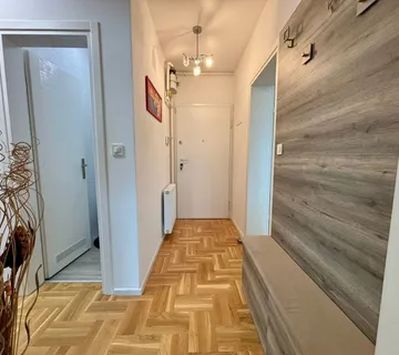 1. NAJAM! PREKRASAN 3-SOBAN STAN U NOVOGRADNJI, VRT + 2 VPM-a, GRAČANI - cover