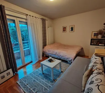 Zgodan studentski stan u prizemlju . - cover