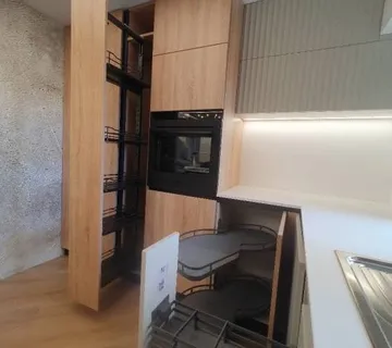 Kuhinja kutna sa šankom i stolom - cover