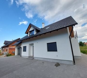 Samostojeća kuća, novograd., 200 m2, dvorište 525 m2, zadnja kuća! - cover