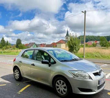 Toyota Auris - cover