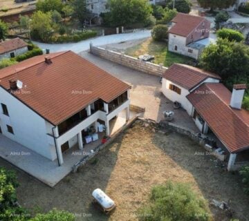 Kuća Prodaje se  kuća 420m2 sa tri stana,  Umag - cover