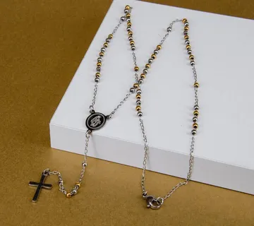 Krunica sa križem srebrne boje - cover