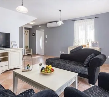 LOVREČICA- KUĆA SA BAZENOM 300 M OD PLAŽE NA PRODAJI (prodaja) - cover