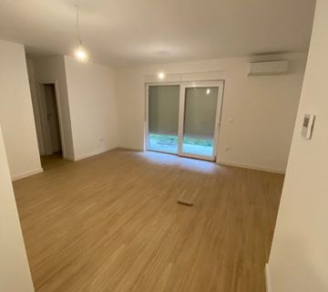 ZADAR - BULEVAR: DVOSOBAN STAN U PRIZEMLJU S VELIKIM VRTOM (prodaja) - cover