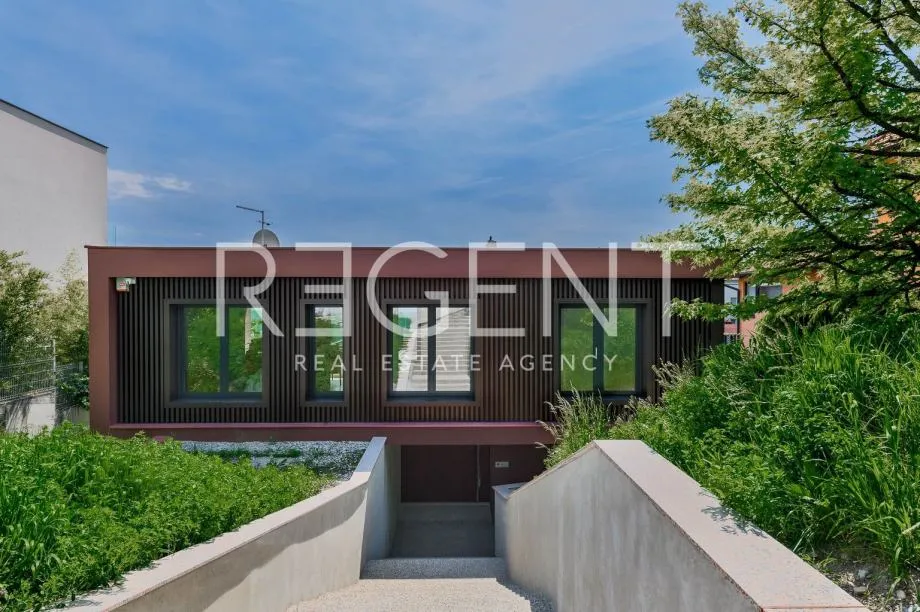 Zagreb, Šestine – Moderna obiteljska vila s bazenom okružena zelenilom - cover