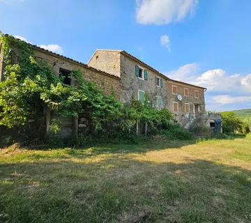 Stancija u okolici Grožnjana s velikim terenom i otvorenim pogledom
