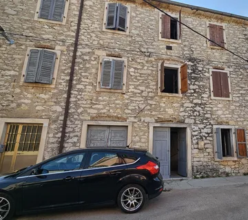Kamena kućica u centru Brtonigle - Brtonigla