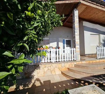 Stan u  Novigradu   u  prizemlju blizu plaže i  mora - cover