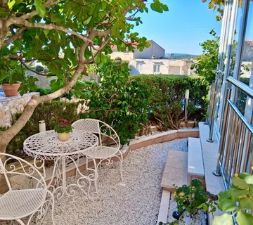 Prodaja, prekrasan stan u prizemlju s vlastitim vrtom, Okrug! - cover