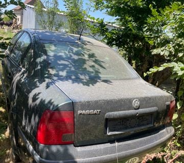 Prodaju se 2 Audija a4 i Passat - cover