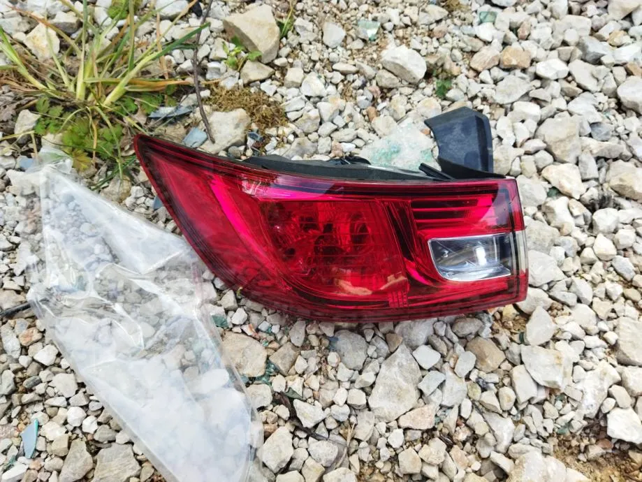 RENAULT CLIO 4 2018 ZADNJA LIJEVA LAMPA NOVO - cover