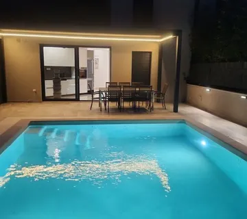 POREČ-STAN U PRIZEMLJU SA VLASTITIM BAZENOM NA PRODAJI (prodaja) - cover