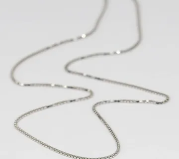 Srebrni lančić Ainsley - cover