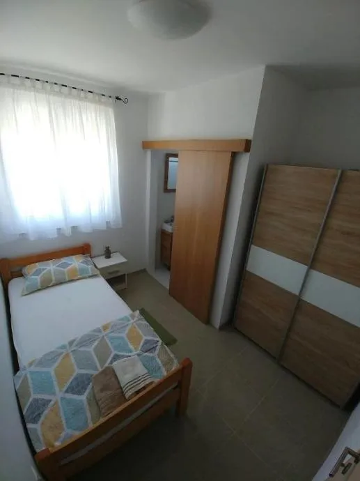 privlaka, lijepa kuća s tri apartmana(123m2), 200 metara do mora - slika 8