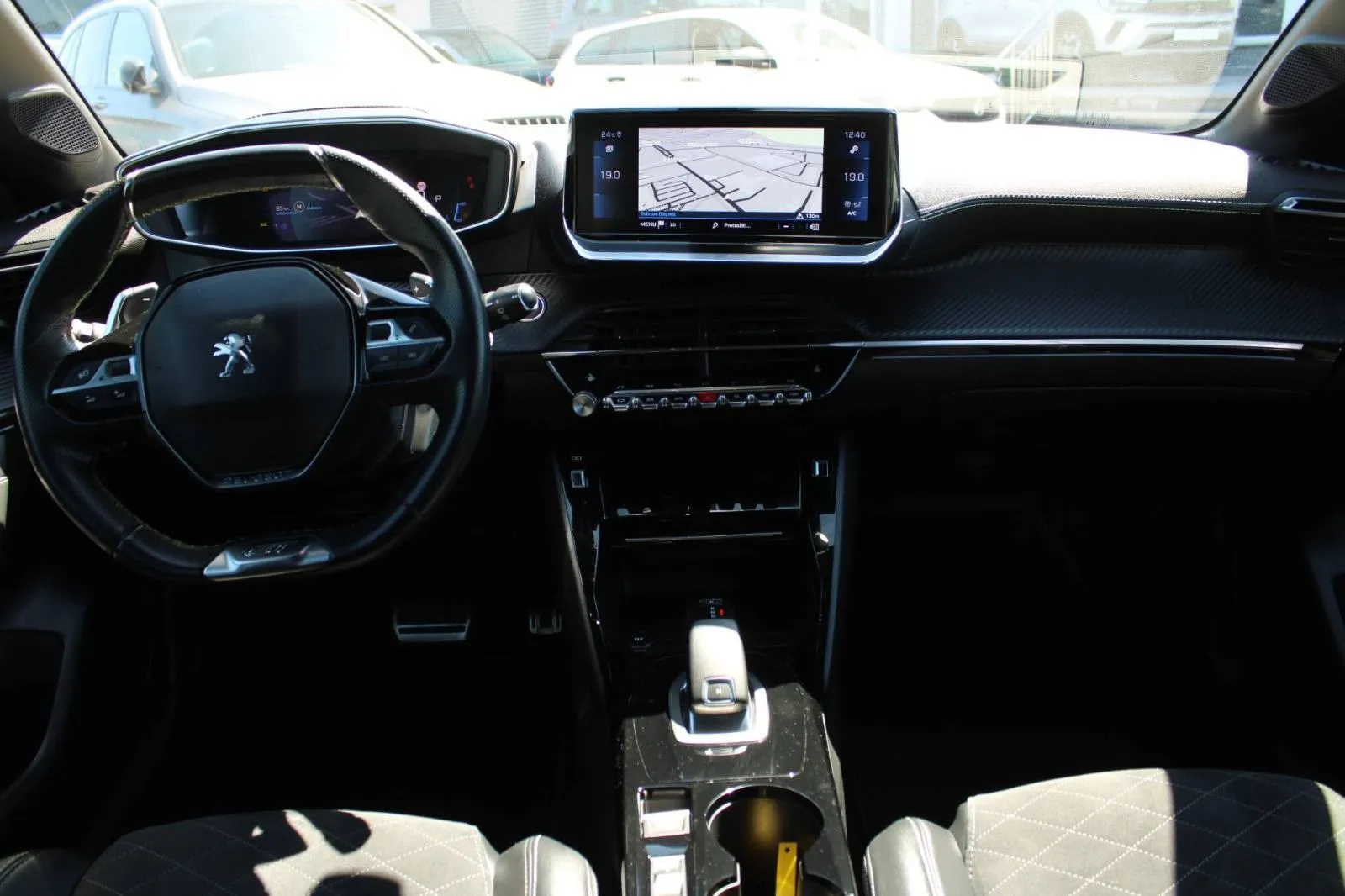 peugeot 208 1.2 130ks gt line automatik *panorama,led,kamera* - slika 13