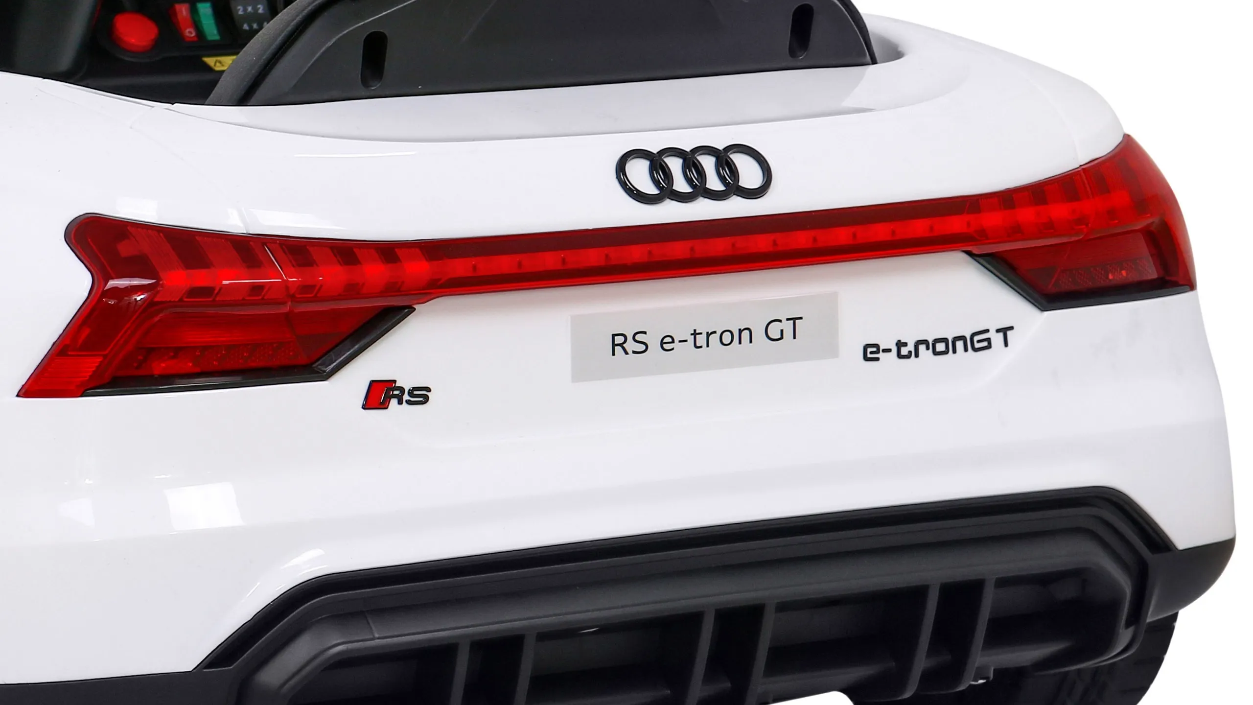 licencirani auto na akumulator audi rs e-tron gt - bijeli - slika 5
