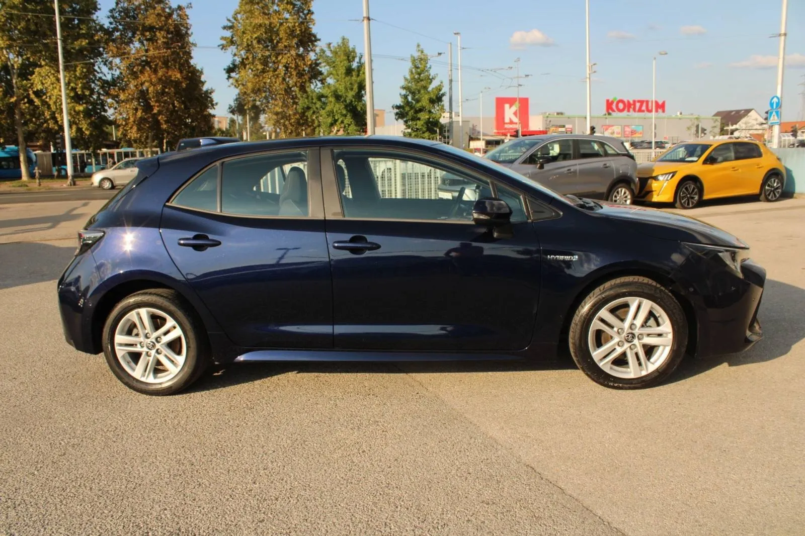 toyota corolla 1.8 hybrid automatik *navigacija,kamera* - slika 4