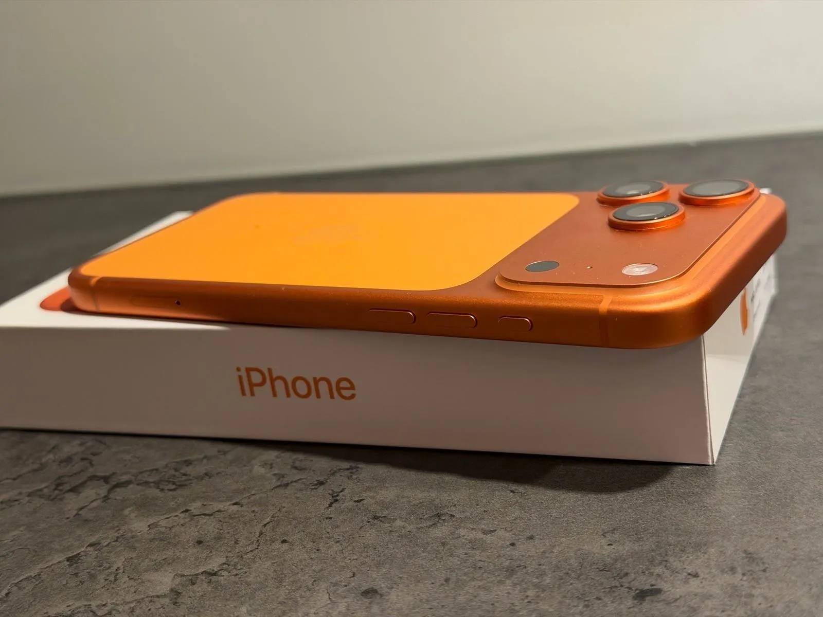 iphone 17 pro max od 512gb memorije u narančastoj boji. - slika 5