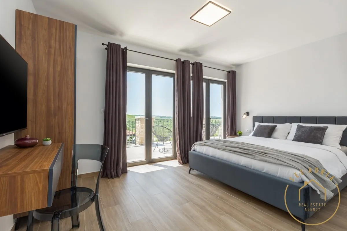 elegantna vila okružena zelenilom, buje - slika 22