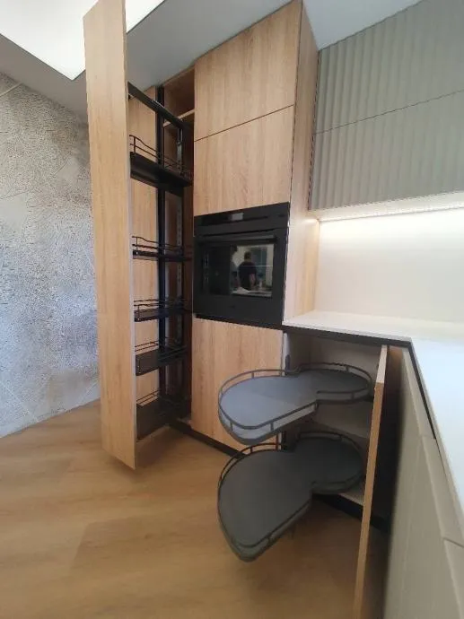 kuhinja kutna sa šankom i stolom - slika 5
