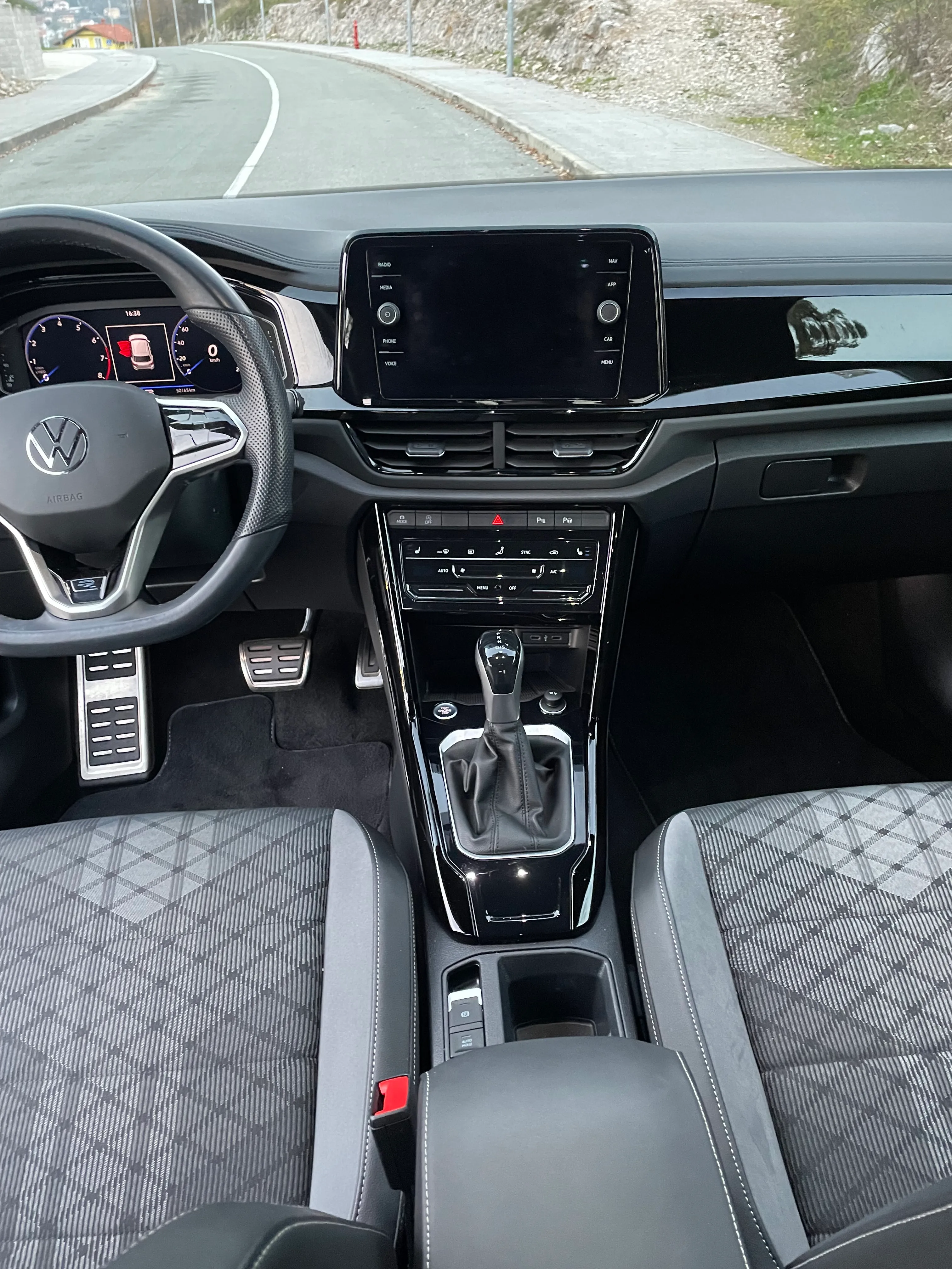 vw t-roc 1.5 tsi,dsg,r-line,black,matrix,iq,kamera - slika 11