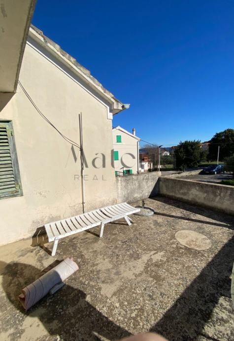 murter, samostojeća kuća sa 2 stana,parcela 558m2, frekventna lokacija - slika 13