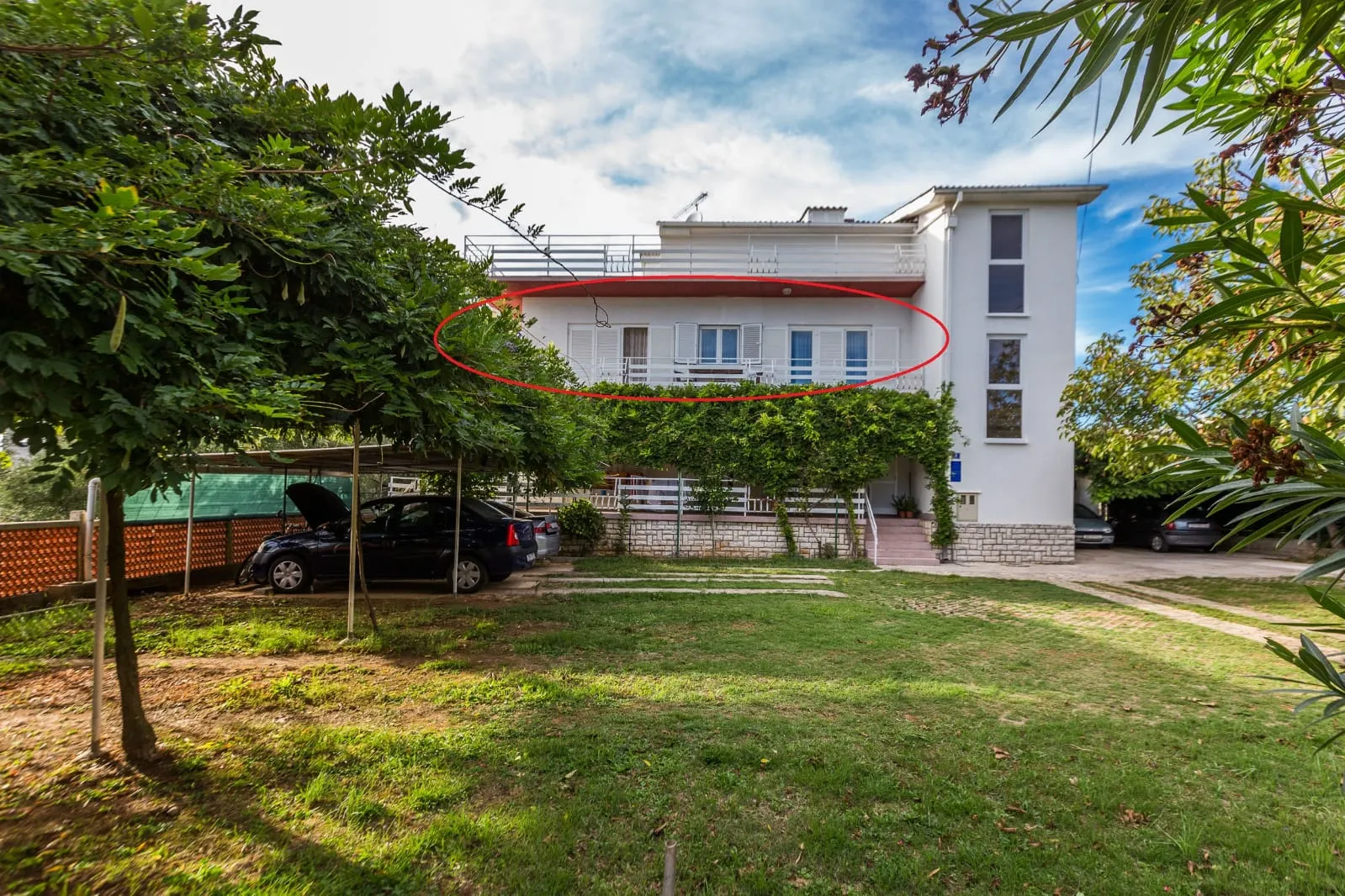 app 4+1, od 49 e, 100 m od betonske i šljunčane plaže, veliki balkon - slika 2
