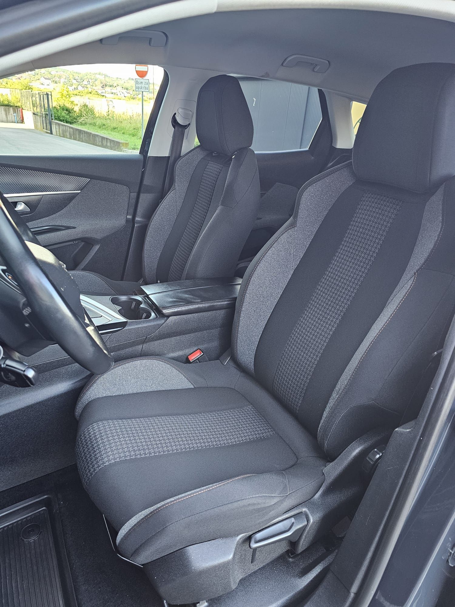 peugeot 3008 1,2 , 164000 km 2017g. - slika 11
