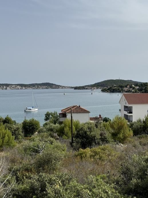 GRAĐEVINSKO ZEMLJIŠTE 1115m2 SA POGLEDOM NA MORE, 30M OD PLAŽE - Rogoznica