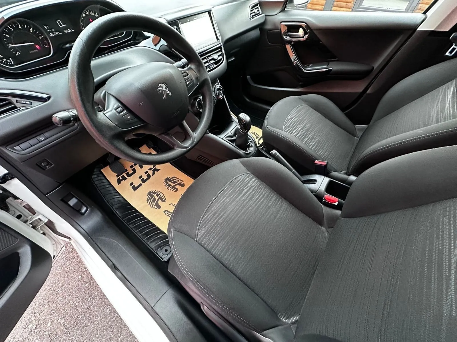 peugeot 208 1,2 puretech •2019.g.•navi•leasing 6 godina• - slika 9