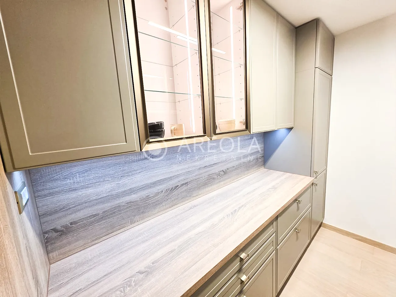 split, pujanke – trosoban stan s 3 lođe, renoviran i novo namješten! - slika 7