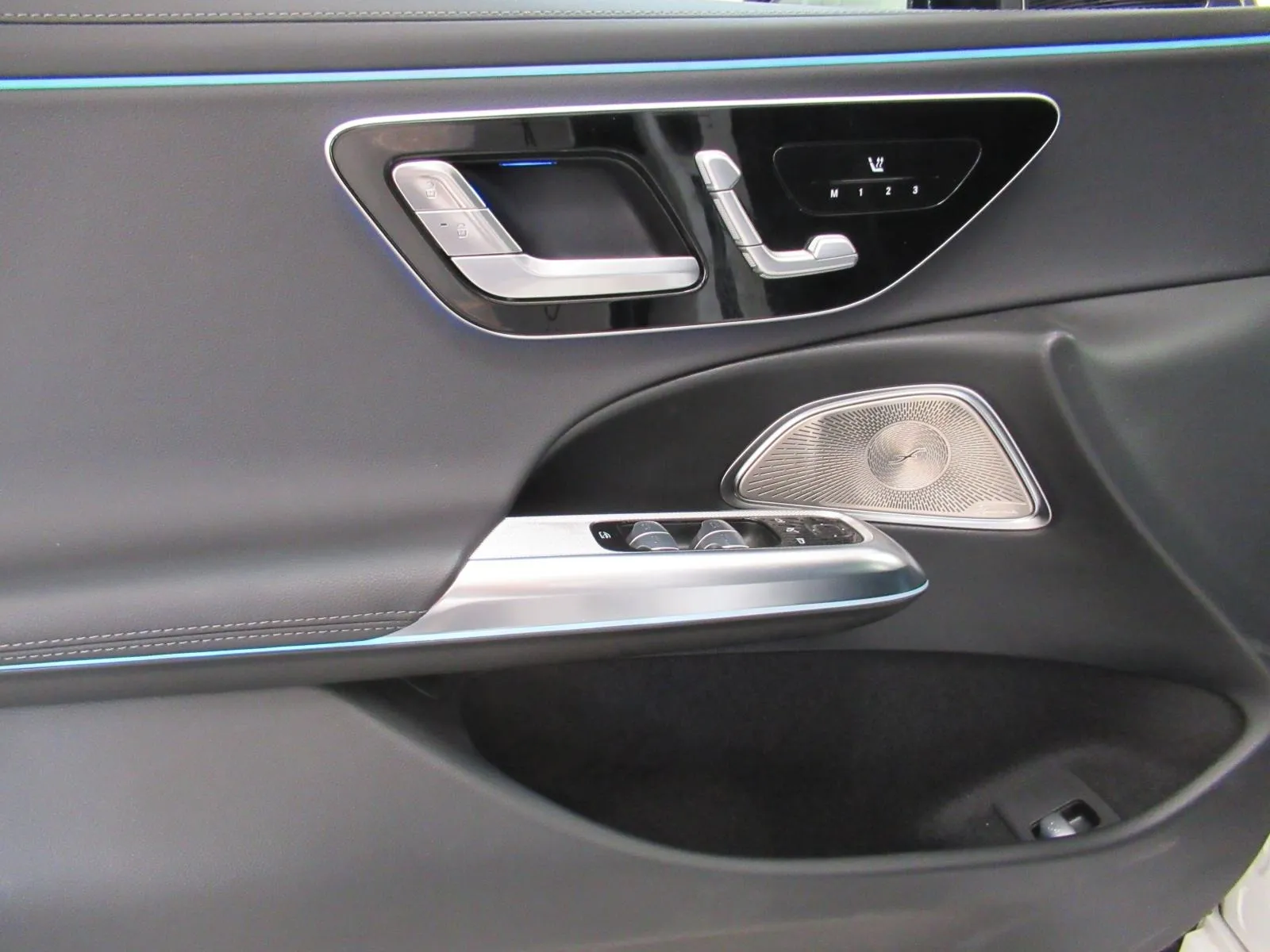 mercedes-benz e-klasa 300 de amg line/night/360°/digital/burmester/dc - slika 8