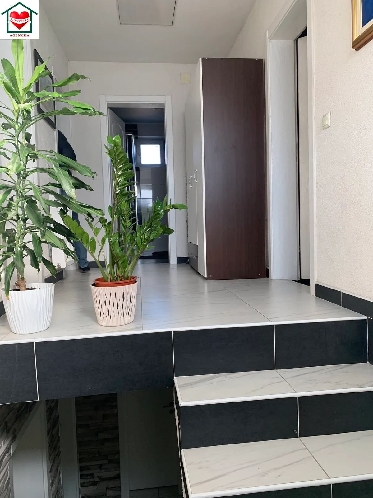 vukovar centar e. unije 14 super predivna kuća 270 m2 - slika 21