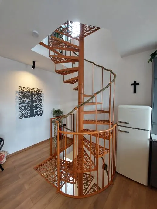 kamena kuća s dvorom i dva apartmana: kaštel štafilić, 120.00 m2 - slika 8