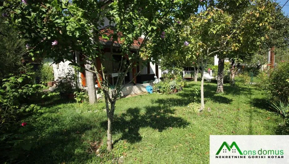 kuća s pomoćnim objektom i uređenom okućnicom (prodaja) - slika 14