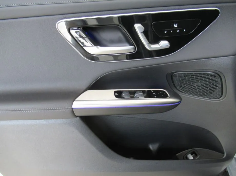 mercedes-benz glc 300 de 4m avantgarde/panorama/head-up/kuka/dc - slika 15