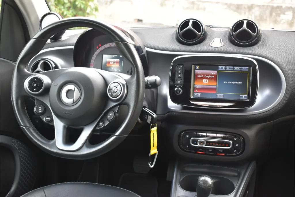 smart fortwo 60kw multimedia,koža,panorama-prime - slika 11