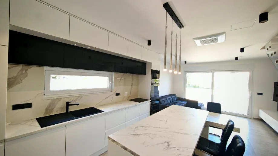 prodaju se apartmani, srima (vodice) prvi red do mora - slika 5