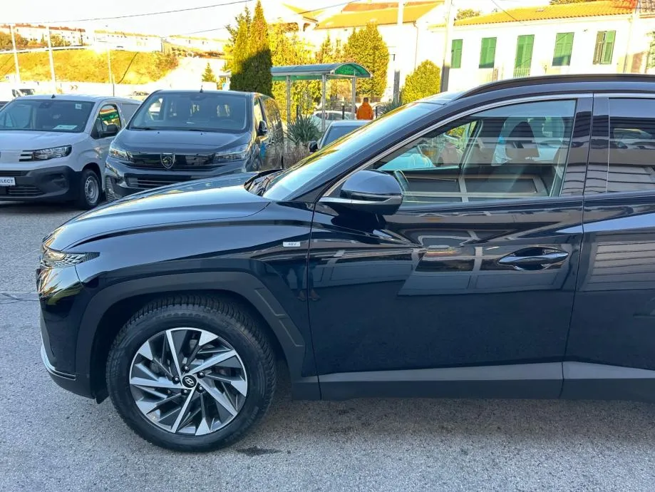 hyundai tucson 1,6 crdi 48v automatik - kamera - senzori - reg 1 god!! - slika 4