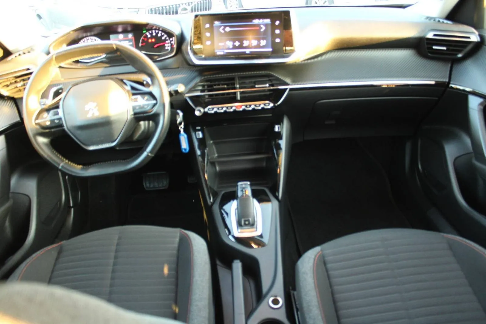 peugeot 2008 1.2 puretech automatik *led, navigacija* - slika 12