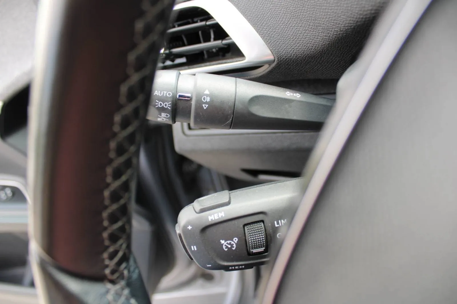peugeot 3008 1.2 puretech allure *navigacija, led, kamera* - slika 16