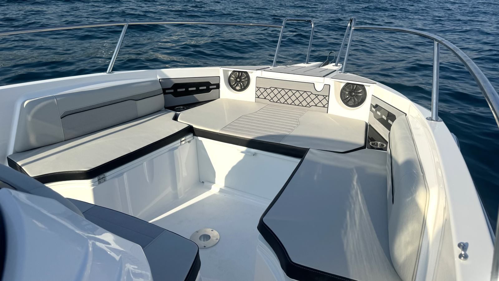 karnic 7.95 m (sl741) - otvoreni pramac/kabina u konzoli, model 2026 - slika 8