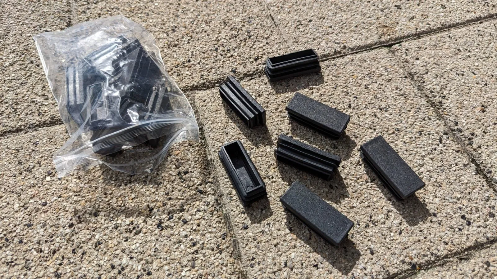 Plastični poklopci 20x50mm - Mala Subotica