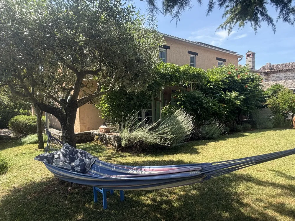 Kuća na kraju sela, 169 m2, na zemljištu od 900 m2, sa bazenom 30 m2 - Baderna, Poreč