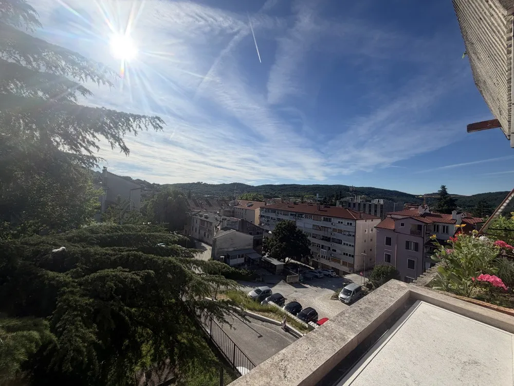 PAZIN, renoviran stan na 2.katu, 67 m2 , centralno grijanje (SPA-003)