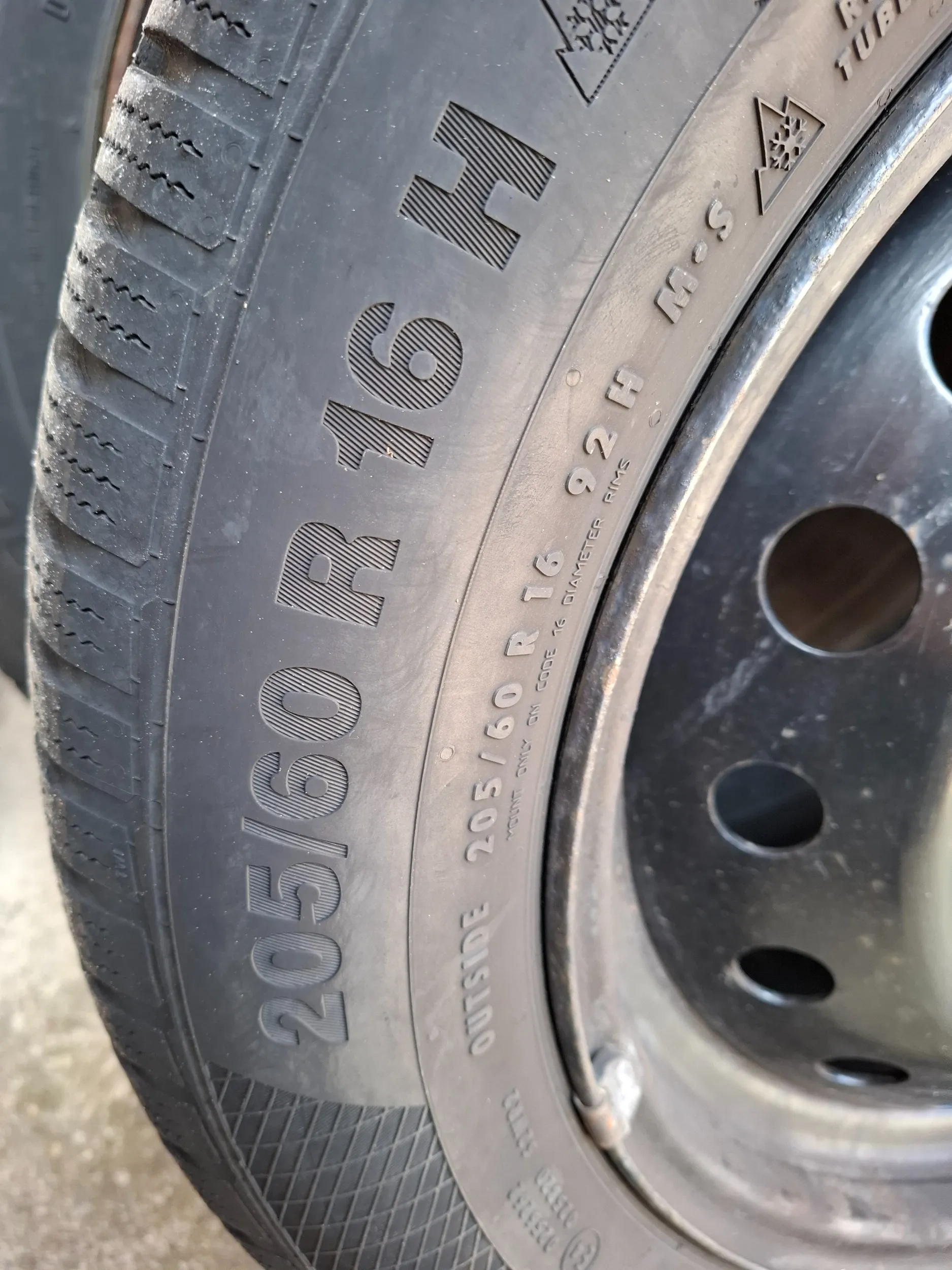 Gume zimske Continental 205/60/16 4 kom s čeličnim felgama - Delnice