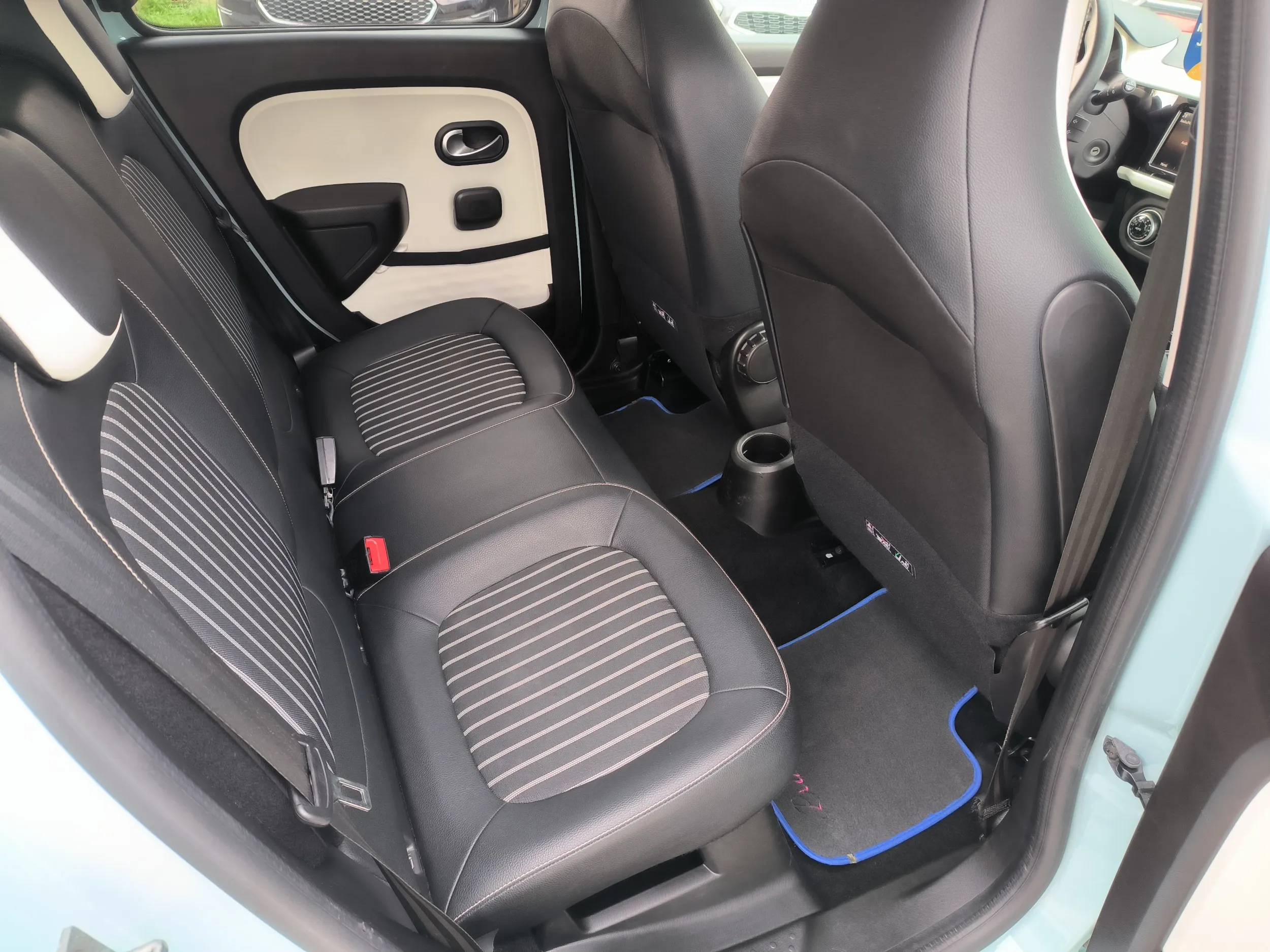 renault twingo 1.0 intens, servisna, jamstvo, reg. 1 godinu - slika 15