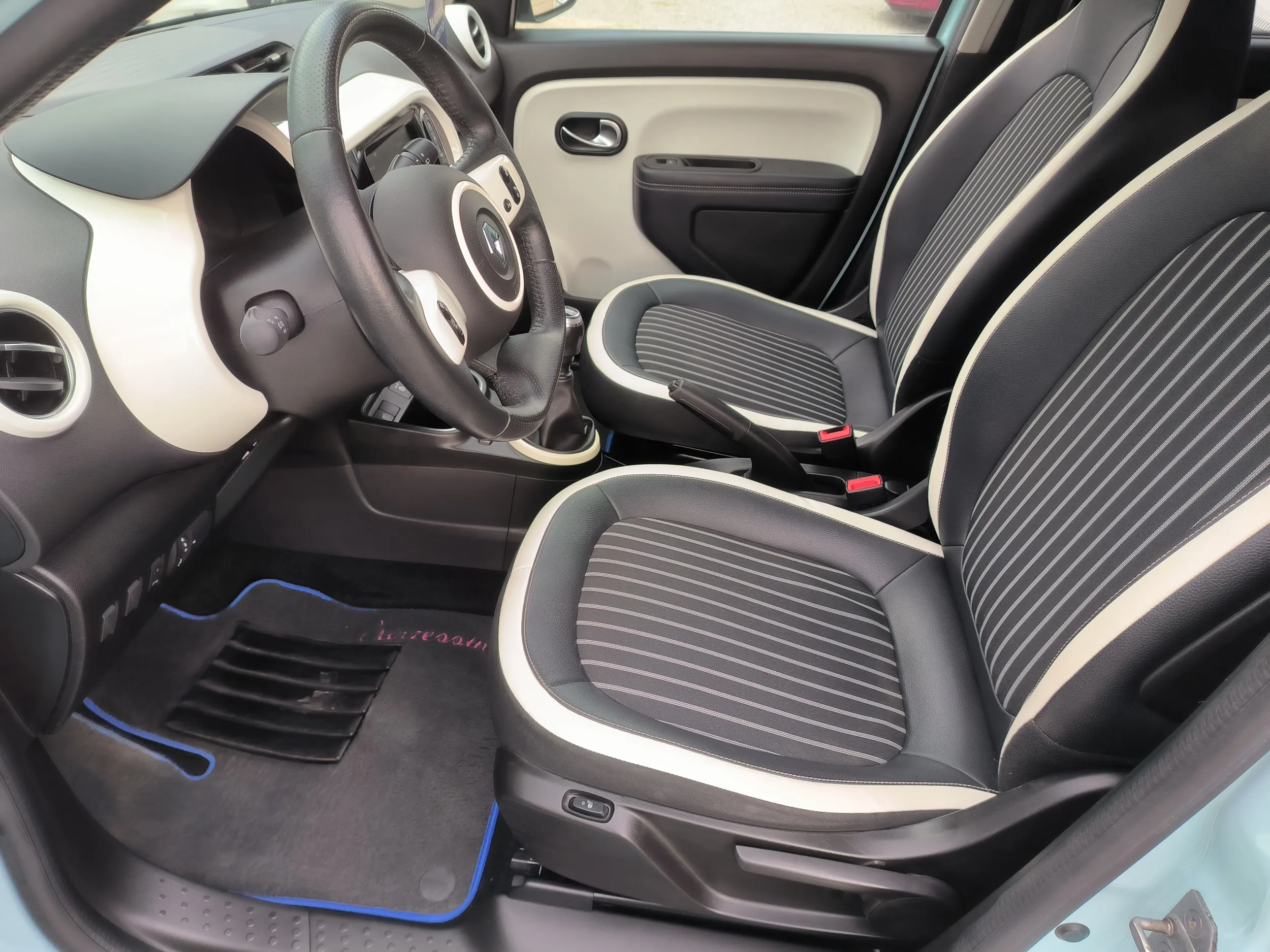 renault twingo 1.0 intens, servisna, jamstvo, reg. 1 godinu - slika 11